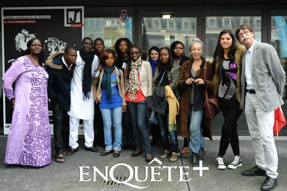 Etudiants journalistes africains au centre ; à gauche Mme Régina Ouatara des UACO ; à droite Jerôme Bouvier, président de Journalisme et citoyenneté, organisateur des Assises de Poitiers